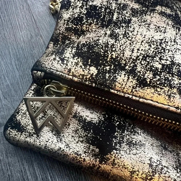 Kelly Wynne Black & Gold Fold-Over Bag - Picture 3 of 15